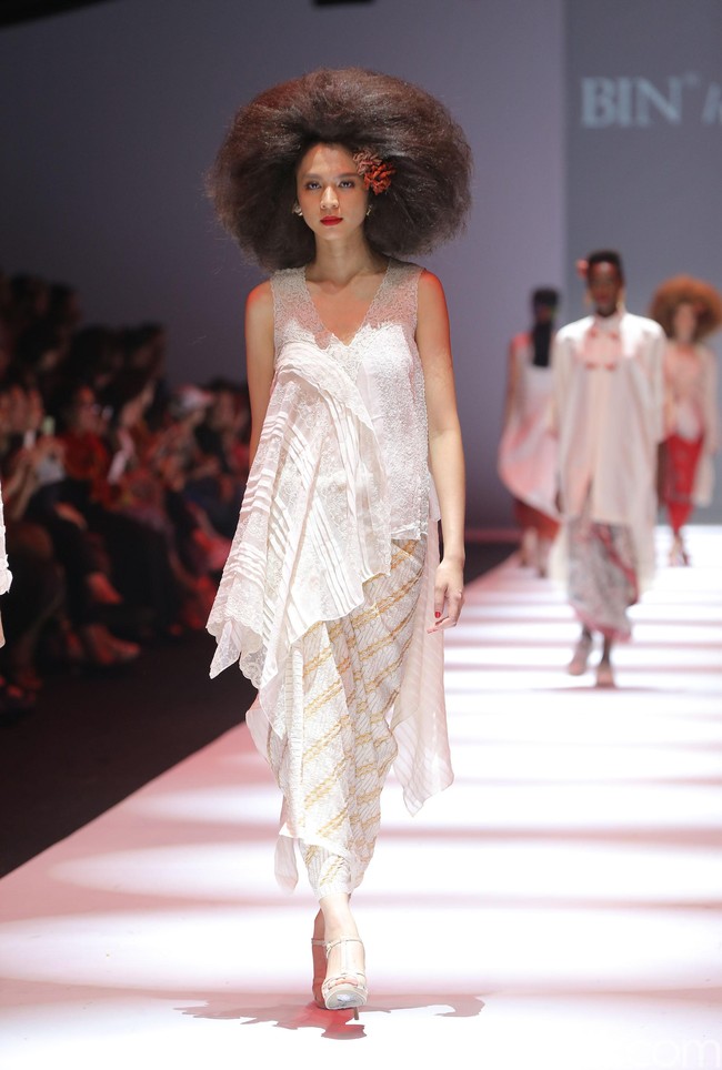 Obin meluncurkan koleksinya dalam fashion show bertajuk Rayuan Kain di Jakata Fashion Week 2020, Senayan City, Jakarta. Kamis [24/10/2019]. Foto: Rachman Haryanto/detikcom.