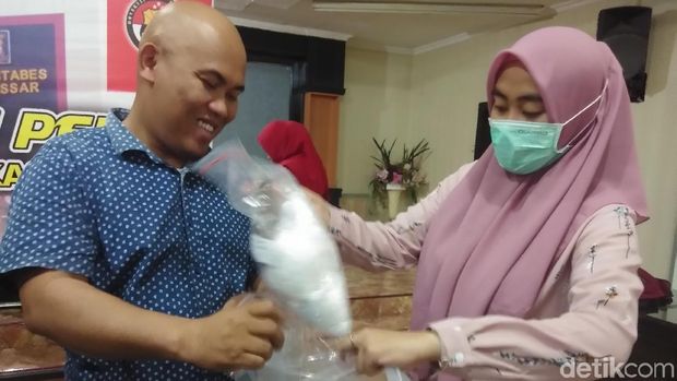  Polisi menangkap bandar sabu di Makassar, Sulsel, berinisial AC (20) dan AT (19) dan dua orang kurir