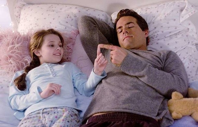 Orangtua lebih memilih bersamamu dibandingkan menjalankan kehidupan sosialnya. Dibanding berkumpul bersama teman-temannya, orangtuamu justru lebih memilih untuk berada di rumah dan menghabiskan waktunya bersamamu. Hal ini dipilihnya agar mereka bisa lebih dekat dan mengerti dirimu. Foto: Brightside