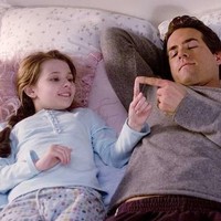 Orangtua lebih memilih bersamamu dibandingkan menjalankan kehidupan sosialnya. Dibanding berkumpul bersama teman-temannya, orangtuamu justru lebih memilih untuk berada di rumah dan menghabiskan waktunya bersamamu. Hal ini dipilihnya agar mereka bisa lebih dekat dan mengerti dirimu. Foto: Brightside