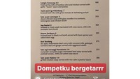 Dalam buku menu ini terdapat lebih dari 10 makanan khas Indonesia mulai dari singkong goreng hingga sate ayam Madura. Harganya mulai Rp 155 ribu hingga Rp 265 ribu. Padahal biasanya makanan-makanan ini dijual dengan harga tak sampai Rp 50 ribuan.  Foto: instagram