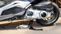 Sebagai informasi, Longjia VMAX 300 dibekali mesin 278 cc, 1-silinder, 4-tak, DOHC, berpendingin cairan. Mesin itu bisa memuntahkan tenaga maksimum hingga 22 dk pada 7.250 rpm dengan torsi maksimum 23,5 Nm di 6.000 rpm. Sistem pengabutan bahan bakar ini menggunakan injeksi elektronik. Klaimnya, Longjia VMAX 300 bisa melaju dari 0 - 100 km/jam dalam waktu 9,9 detik.Foto: Jorsindo Motor Club