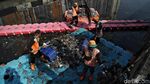 Semangat Petugas UPK Bersihkan Kali Item dari Sampah