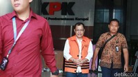 Kepala Dinas PUPR Kabupaten Bengkayang, Kalbar, Alexius menuju mobil tahanan di Gedung KPK, Jakarta Selatan, Selasa (6/11/2019)  usai menjalani pemeriksaan oleh penyidik.