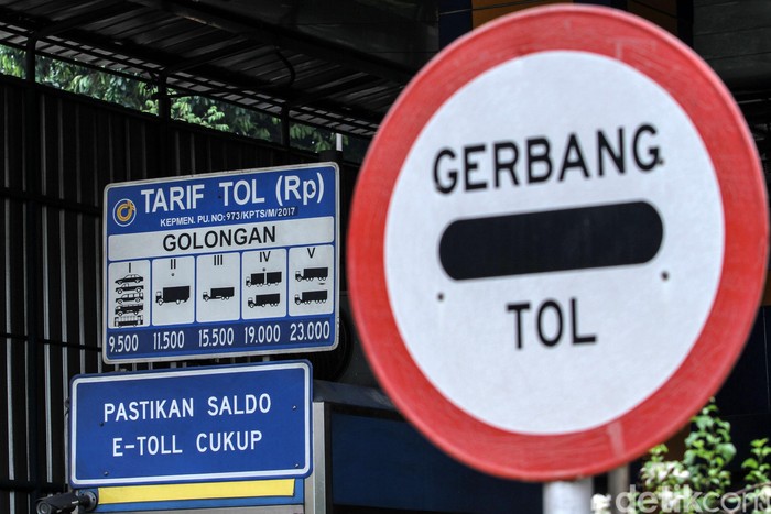 Kenderaan melintas di tol dalam kota, Jakarta, Rabu (6/11/2019). Jika tak ada aral melintang, bulan ini akan ada sejumlah ruas tol yang tarifnya naik. Tol dalam kota adalah salah satu tol yang mengalami kenaikan tarif.