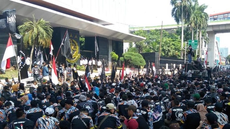 Sempat Ricuh dengan Polisi di Depan PTIK, Massa GMBI Lanjut Demo di KPK Sempat Ricuh dengan Polisi di Depan PTIK, Massa GMBI Lanjut Demo di KPK