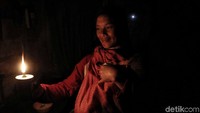 Dalam memenuhi kebutuhan listrik, selama ini warga Krayan secara swadaya menggunakan genset serta solar sell. Baik skala pribadi, skala desa maupun skala rukun tetangga (RT). Mereka secara swadaya berbelanja solar maupun membangun jaringan.