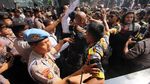 Potret Ricuh Massa Ormas di Depan KPK