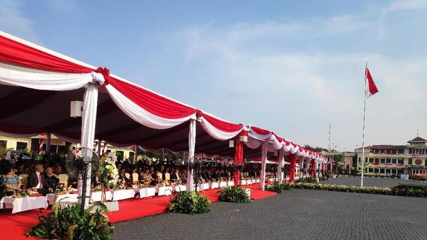 Ada sekitar 1.500 tamu undangan yang menghadiri kegiatan ini. Selain itu, sekitar 2.000 personel diterjunkan untuk giat parade ini.