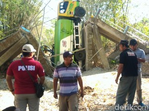 Dilewati Truk Tangki Air, Jembatan di Grobogan Roboh
