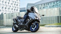 Yamaha TMAX dibekali dengan D-MODE, sebuah teknologi kontrol elektronik yang memungkinkan pengendara TMAX untuk mengoptimalkan kontrol dan performa di situasi yang berbeda. Mode 2 level itu beroperasi bersama dengan Yamaha Chip Controlled Throttle (YCC-T). Dengan memilih mode Sport, pengendara bisa merasakan performa luar biasa dari mesin 560 cc. Foto: Dok. Yamaha