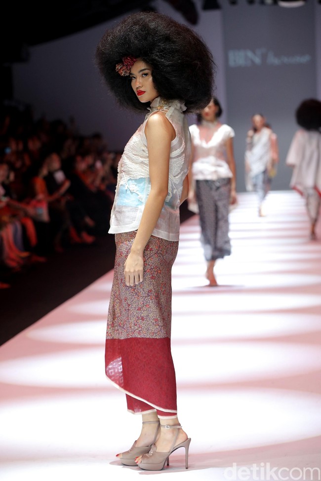 Obin meluncurkan koleksinya dalam fashion show bertajuk Rayuan Kain di Jakata Fashion Week 2020, Senayan City, Jakarta. Kamis [24/10/2019]. Foto: Rachman Haryanto/detikcom.