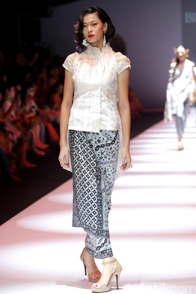 Obin meluncurkan koleksinya dalam fashion show bertajuk Rayuan Kain di Jakata Fashion Week 2020, Senayan City, Jakarta. Kamis [24/10/2019]. Foto: Rachman Haryanto/detikcom.