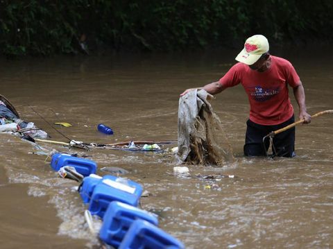 Hujan Pertama Bandung, Wawali: Sampah di Sungai Luar Biasa, Ada Kasur