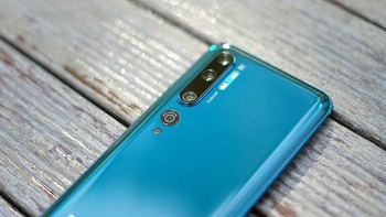 Kamera utama ini berukuran 1/1,33 inch dengan aperture f/1.69, dan 4-axis OIS. Pada edisi reguler punya lensa 7P, sementara edisi premium lensa 8P Foto: Sina Mobile