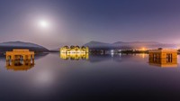 Pada malam hari, Jal Mahal tampak lebih indah. Bangunan istana yang megah ditambah warna-warni yang memancar, mampu menghasilkan pesona yang sayang untuk dilewatkan (iStock)