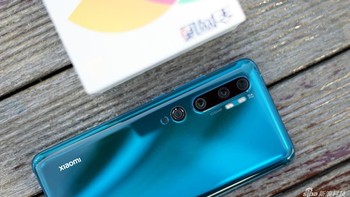 Serta lensa telephoto 12 MP dengan optical zoom 2X, lensa telephoto 5M (upscale ke 8 MP) dengan optical zoom 5x dan digital zoom 50X, serta kamera makro 2 MP. Foto: Sina Mobile