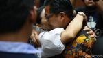 Dituntut 7 Tahun Penjara, Bowo Sidik Dipeluk Keluarga