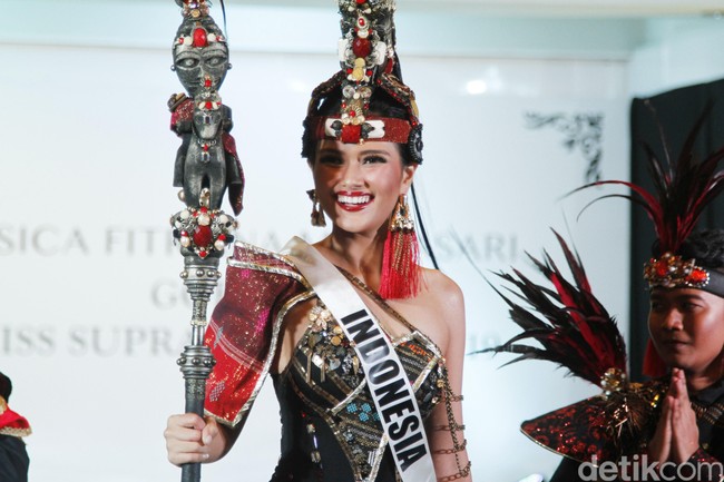 Walaupun Jessica bukanlah orang Batak, wanita kelahiran Bogor itu mengaku sangat senang dan merasa tertantang untuk dapat mengenakan kostum nasional The Precious, Boru ni Raja di ajang Miss Supranational 2019. Ini adalah pertama kalinya bagi Jessica mengenakan kostum adat dari Sumatera Utara itu. Foto: Muhammad Abduh/Detikcom
