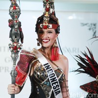 Walaupun Jessica bukanlah orang Batak, wanita kelahiran Bogor itu mengaku sangat senang dan merasa tertantang untuk dapat mengenakan kostum nasional The Precious, Boru ni Raja di ajang Miss Supranational 2019. Ini adalah pertama kalinya bagi Jessica mengenakan kostum adat dari Sumatera Utara itu. Foto: Muhammad Abduh/Detikcom