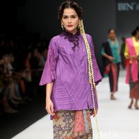 Obin meluncurkan koleksinya dalam fashion show bertajuk Rayuan Kain di Jakata Fashion Week 2020, Senayan City, Jakarta. Kamis [24/10/2019]. Foto: Rachman Haryanto/detikcom.