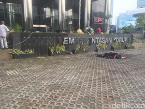 Massa Demo Depan KPK Bubar, Tinggalkan Sampah dan Rusak Logo