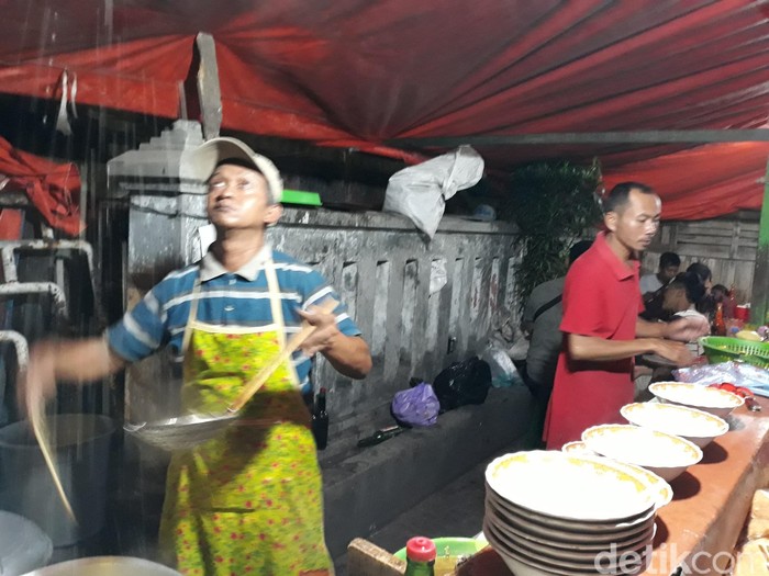 Seru Mie Ayam Terbang Ini Dilempar Lempar Sebelum Disajikan