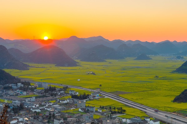 Untuk bisa menikmati keindahan lembah kuning ini, ada beberapa spot wisata yang disarankan. Cobalah Luosi Field, Puncak Jinji, Rice Terrace Yuanyang, Dongchuan Red Soil dan Snow Mountain menjadi tempat terbaik untuk menikmati keindahan canola. (iStock) Untuk bisa menikmati keindahan lembah kuning ini, ada beberapa spot wisata yang disarankan. Cobalah Luosi Field, Puncak Jinji, Rice Terrace Yuanyang, Dongchuan Red Soil dan Snow Mountain menjadi tempat terbaik untuk menikmati keindahan canola. (iStock)