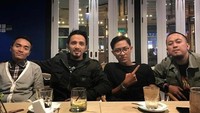 Selain Muzammil Hasballah, Ricky Zainal juga dekat dengan qori Taqi Malik. Kedekatan tersebut dibuktikan melalui ngopi bersama seperti pada foto ini. Foto: Instagram @rickyzainal