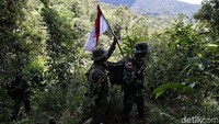 Mereka secara bersama-sama menyusuri pegunungan kawasan perbatasan Krayan-Malaysia, Kabupaten Nunukan, Kalimantan Utara.
