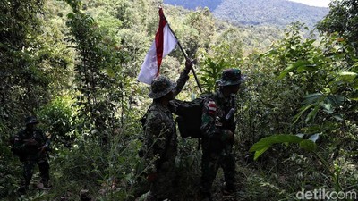 Patroli Bersama Tentara RI dan Malaysia Tembus Hutan Perbatasan