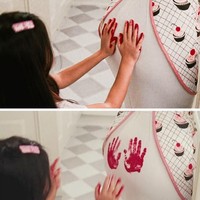 Orangtua berusaha tenang saat kamu merusak barang kesayangannya. Menjadi orangtua tidaklah mudah. Dibutuhkan kesabaran yang luar biasa untuk merawat dan membesarkanmu. Kamu mungkin pernah merusak barang kesayangan orangtuamu, namun apakah mereka lantas marah dan memukulmu? Sebagian besar orangtua justru akan bersikap seolah hal itu tidaklah masalah dan mereka baik-baik saja. Foto: Brightside