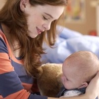 Orangtua rela tidak tidur untuk menjagamu. Terutama saat kamu masih bayi, orangtuamu pastinya akan kehilangan banyak waktu tidurnya untuk menjagamu. Mereka juga akan bekerja lebih keras untuk memperoleh uang lebih banyak bagi agar kamu bisa memiliki masa depan yang lebih cerah. Foto: Brightside