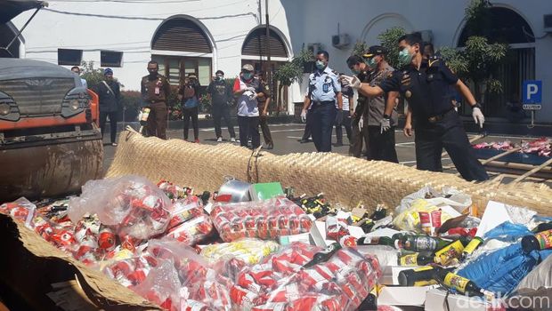 Kejari Bandung Bakar 16 Kg Ganja dan Musnahkan 2,6 Sabu Sitaan