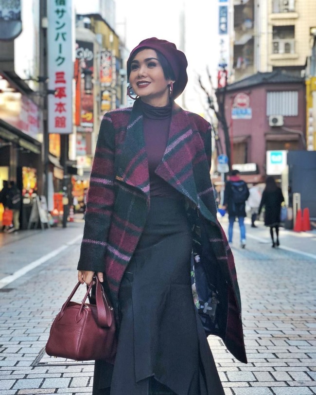 Ibu dua anak itu senang tampil matching antara busana dan tasnya. Hal ini pun terlihat saat dia liburan ke Jepang. Yuni Shara terlihat membawa tas Hermes Lindy berwarna ungu yang senada dengan coatnya. Foto: Dok. Instagram Yuni Shara