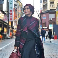 Ibu dua anak itu senang tampil matching antara busana dan tasnya. Hal ini pun terlihat saat dia liburan ke Jepang. Yuni Shara terlihat membawa tas Hermes Lindy berwarna ungu yang senada dengan coatnya. Foto: Dok. Instagram Yuni Shara