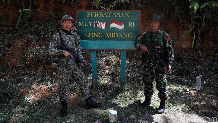 Prajurit TNI dari kesatuan Yonif Raider 600/Modang bersama Tentara Diraja Malaysia (TDM) melakukan patroli gabungan menembus hutan dan pegunungan kawasan perbatasan Krayan-Malaysia, Kabupaten Nunukan, Kalimantan Utara. Patroli gabungan tersebut dilakukan dengan tujuan memeriksa patok batas Indonesia -Malaysia serta menjaga keamanan wilayah teritorial.
