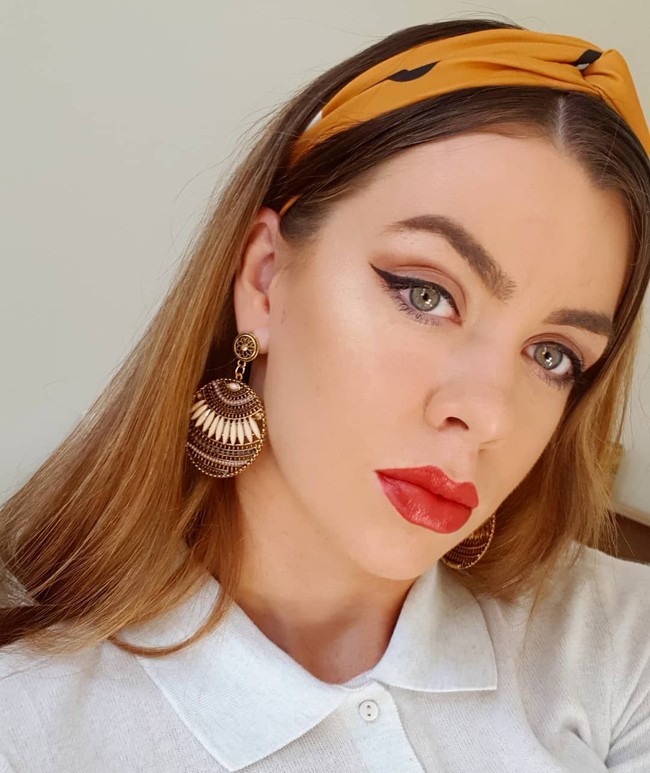 Cherie kerap diejek setelah berbagi postingan yang menghangatkan hati. Sosoknya pun menjadi viral di Twitter setelah mengunggah foto selfie yang memperlihatkan dirinya hanya memiliki satu kaki, dan dibantu dengan tongkat kruk. Foto: Instagram