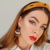 Cherie kerap diejek setelah berbagi postingan yang menghangatkan hati. Sosoknya pun menjadi viral di Twitter setelah mengunggah foto selfie yang memperlihatkan dirinya hanya memiliki satu kaki, dan dibantu dengan tongkat kruk. Foto: Instagram