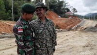 Meski berbeda bahasa, hal tersebut tak menjadi hambatan bagi para prajurit untuk saling berbincang maupun berkomunikasi.