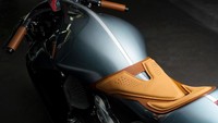 Meski bergaya sport modern, sentuhan warna kulit memberikan kesan klasik pada motor ini