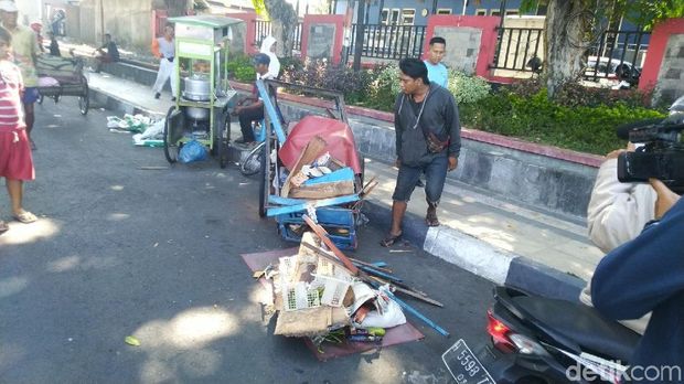 Pikap tabrak gerobak, tiga mobil dan lima motor di Semarang. 