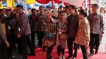 Momen Jokowi Foto Bareng Warga Saat Hadiri Pameran Konstruksi