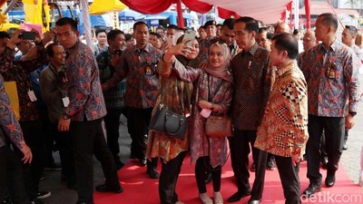 Momen Jokowi Foto Bareng Warga Saat Hadiri Pameran Konstruksi
