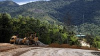 Seperti diketahui jalur tersebut merupakan jalur vital perbatasan menuju Malaysia maupun ke arah Krayan. Jalur itu pn masih dikeliling oleh bukit dan tanah.