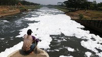Pencari ikan pun enggan untuk melempar jalanya ke sungai yang mengeluarkan busa.