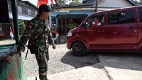 Karena berada di perbatasan Indonesia dengan Malaysia, sejumlah prajurit TNI kerap berjaga dan berpatroli di kawasan Desa Aji Kuning untuk menjaga halaman depan Indonesia yang berbatasan langsung dengan negara tetangga tersebut.
