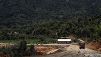 Jalan di kawasan perbatasan Indonesia itu juga direncanakan akan diaspal agar lebih mudah dilalui oleh kendaraan.