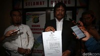 Purwadi menunjukan surat wali kota Bekasi tentang pemungutan retribusi parkir.