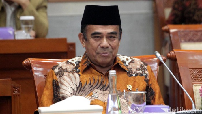 Menteri Agama (Menag) Fachrul Razi hari ini mengikuti rapat kerja perdana dengan Komisi VIII DPR yang membidangi persoalan agama.